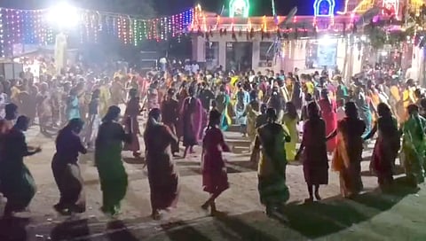 முத்துமாரியம்மன் கோயில் முன் உள்ள திடலில் வட்ட வடிவில் நின்று கும்மி அடித்து வழிபட்ட பெண்கள்.