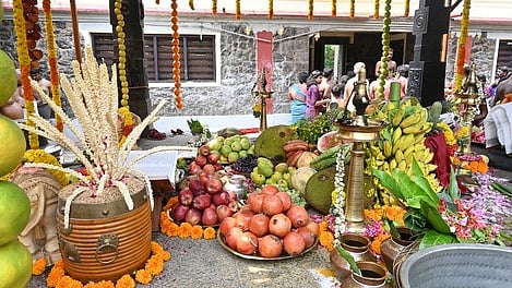 அச்சன்கோவில் ஐயப்பன் கோயிலில் நடைபெற்ற விஷு கணி தரிசனம்