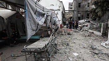 காஸாவின் அல்-அஹில் அரபு மருத்துவமனையில் இஸ்ரேல் நடத்திய தாக்குதலில் சேதமடைந்த பகுதி