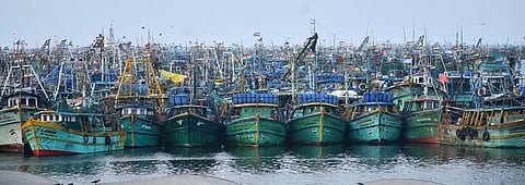 வங்கக் கடலில் மீன்பிடி தடைக்காலம் அமலுக்கு வந்ததையடுத்து காசிமேடு மீன்பிடித் துறைமுகத்தில் நிறுத்தி வைக்கப்பட்ட விசைப் படகுகள்.