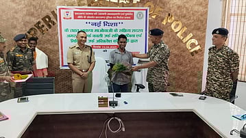 சத்தீஸ்கரின் மாவோயிஸ்டுகள் 2 பேர் ஜார்க்கண்டில் சரணடைந்துள்ளனர்.