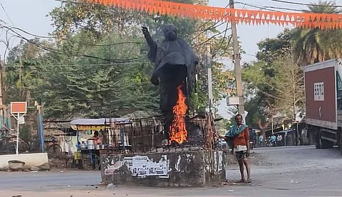 தீ வைத்து எரிக்கப்பட்ட ஒடிசா முன்னாள் முதல்வர் பிஜு பட்நாயக் சிலை 