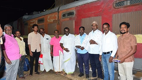பாவூா்சத்திரத்தில் சிறப்பு ரயிலுக்கு வரவேற்பு அளித்த பயணிகள் சங்கத்தினா்