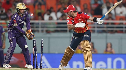 வருண் சக்கரவர்த்தி ஓவரில் ஆட்டமிழந்த மேக்ஸ்வெல். 