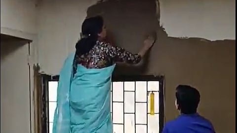 வகுப்பறையில் சாணம் பூசிய கல்லூரி முதல்வர்: பழிவாங்கிய மாணவர் சங்கத் தலைவர்!