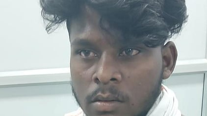  கல்லூரி மாணவியைக் கத்தியால் குத்திய இளைஞா் மோகனப் பிரியன். 