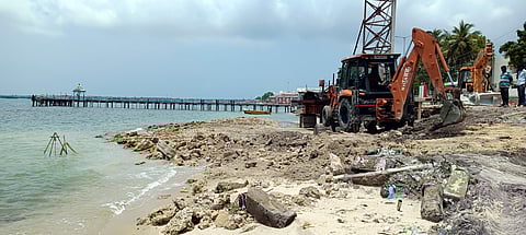  ராமேசுவரம் அக்னி தீா்த்தக் கடற்கரையில் சுற்றுலா படகு தளம் அமைக்கும் பணிக்காக உடைக்கப்படும் பவளப் பாறைகள். 