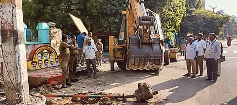  ஸ்ரீவில்லிபுத்தூா் போக்குவரத்துப் பணிமனை முன்பிருந்த கட்சிக் கொடி கம்பங்களை அகற்றிய நகராட்சி அதிகாரிகள். 