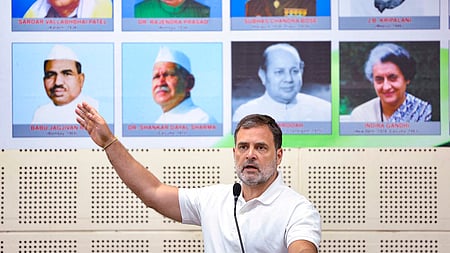 குஜராத் மாநிலம் மொடாசாவில் புதன்கிழமை நடைபெற்ற காங்கிரஸ் கட்சியை மாவட்ட அளவில் வலுப்படுத்தும் செயல் திட்ட தொடக்க நிகழ்ச்சியில் உரையாற்றிய ராகுல் காந்தி.