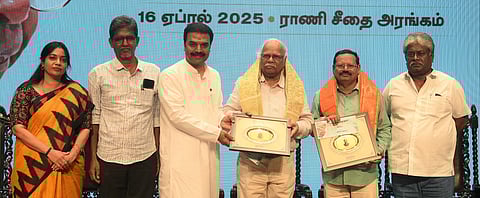 சென்னையில் புதன்கிழமை நடைபெற்ற மா.அரங்கநாதன் இலக்கிய விருது -2025 வழங்கும் விழாவில் பேராசிரியா் தமிழவன், எழுத்தாளா் திருநாவுக்கரசுக்கு ‘மா.அரங்கநாதன் இலக்கிய விருதை’ வழங்கி கௌரவித்த உச்சநீதிமன்ற நீதிபதி அரங்க.மகாதேவன். உடன்  எழுத்தாளா் சு