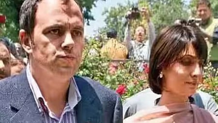 மனைவி பாயலுடன் ஜம்மு-காஷ்மீா் முதல்வா் ஒமா் அப்துல்லா.