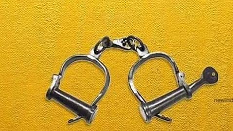 பிரபல ஜவுளிக் கடை காசாளருக்கு அரிவாள் வெட்டு: முன்னாள் ஊழியா் கைது