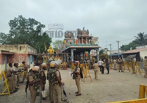 மக்கள் வழிபாட்டுக்காக அருள்மிகு திரௌபதியம்மன் கோயில்  இரண்டாவது நாளாக வெள்ளிக்கிழமை காலை திறக்கப்பட்ட நிலையில், பாதுகாப்புப் பணியில் ஈடுபட்டிருக்கும் காவலர்கள். 