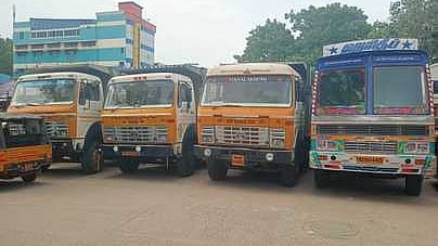 பறிமுதல் செய்யப்பட்ட 4  டிப்பா் லாரிகள்