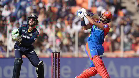 சிக்ஸர் அடித்த தில்லி கேபிடல்ஸ் அக்‌ஷர் படேல். 