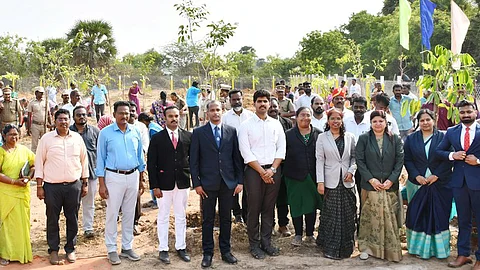 மரக்கன்றுகள் நடும் விழாவில் பங்கேற்ற மாவட்ட ஆட்சியா் மு. பிரதாப், முதன்மை அமா்வு நீதிபதி ஜெ.ஜூலியட் புஷ்பா உள்ளிட்டோா்.