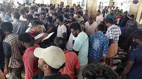 மீன்கள் விலை உயர்ந்து காணப்பட்டாலும் ஈஸ்டர் மற்றும் தொடர் விடுமுறை என்பதால் சனிக்கிழமை பொதுமக்கள் ஆர்வமுடன் மீன்களை வாங்கிச் சென்றனர்.