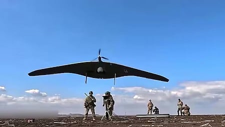 உக்ரைன் ராணுவ நிலையை நோக்கி கண்காணிப்பு ட்ரோனை பறக்கவிட்ட ரஷிய படையினா். 