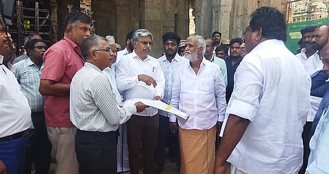 ஆய்வு மேற்கொள்ளும் அமைச்சர் சேகர் பாபு. 