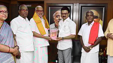 சென்னை அண்ணா அறிவாலயத்தில்   முதல்வரும்,  திமுக  தலைவருமான   மு.க.ஸ்டாலினை     ஞாயிற்றுக்கிழமை  சந்தித்துப் பேசிய மாா்க்சிஸ்ட் கம்யூனிஸ்ட் கட்சியின்  பொதுச் செயலா்  எம்.ஏ. பேபி. உடன்  அரசியல் தலைமைக் குழு உறுப்பினா்கள் கே.பாலகிருஷ்ணன், உ.வாசுகி.