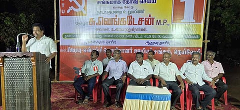 நெய்வேலியில் ஞாயிற்றுக்கிழமை நடைபெற்ற சிஐடியு தொழிற்சங்க பொதுக்கூட்டத்தில் பேசிய மதுரை எம்.பி. சு.வெங்கடேசன்.