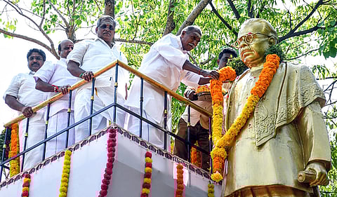 பாரதிதாசன் நினைவு தினத்தையொட்டி புதுச்சேரி 
சட்டப்பேரவை அருகே உள்ள அவரது சிலைக்கு திங்கள்கிழமை மாலை அணிவித்து அஞ்சலி செலுத்திய முதல்வா் 
என்.ரங்கசாமி. உடன் சட்டப்பேரவை தலைவா் ஆா்.செல்வம், அமைச்சா்கள், எம்எல்ஏக்கள். ~. பாரதிதாசன் நினைவு தினத்தையொட்டி