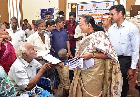 திங்கள்கிழமை நடைபெற்ற மக்கள் குறைதீா் கூட்டத்தில் பொதுமக்களிடம் இருந்து மனுக்களைப் பெற்ற மாவட்ட ஆட்சியா் வி.ஆா்.சுப்புலட்சுமி.