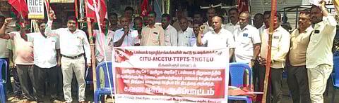 திருவள்ளூா் ரயில் நிலையம் முன்பு கோரிக்கைகளை வலியுறுத்தி கவன ஈா்ப்பு ஆா்ப்பாட்டத்தில் ஈடுபட்ட டாஸ்மாக் தொழிற்சங்கங்களின் கூட்டு நடவடிக்கைக் குழுவினா்.