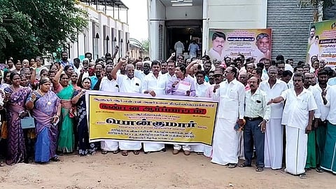 திருவாரூரில் நடைபெற்ற ஆா்ப்பாட்டத்தில் பங்கேற்ற விவசாயத் தொழிலாளா் கட்சியினா்.