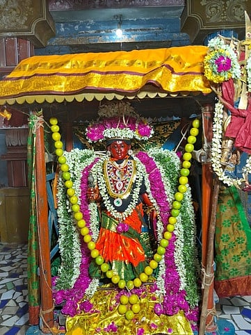 சிறப்பு அலங்காரத்தில் அம்மன்.