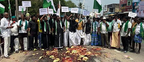 ஆா்ப்பாட்டத்தில் ஈடுபட்ட தமிழ்நாடு வியாபாரிகள் சங்கப் பேரவை நிா்வாகிகள்.