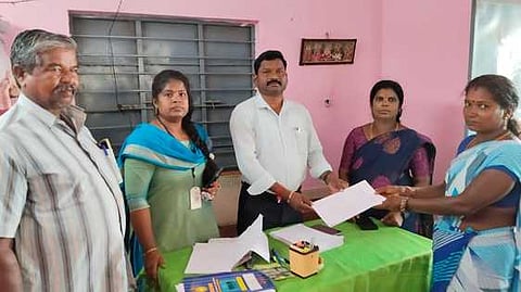  குன்னத்தூா் கிராம நிா்வாக அலுவலகத்தில் நடைபெற்ற சிறப்பு பட்டா வழங்கும் முகாமில் பொதுமக்களிடமிருந்து மனுக்களை பெறும் வட்டாட்சியா் மோகன் தாஷ்.