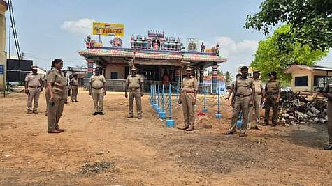 வீசாணம் மகா மாரியம்மன் கோயில் முன் பாதுகாப்புப் பணியில் ஈடுபட்டுள்ள போலீஸாா்