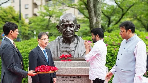 ஜப்பானின் ஹிரோஷிமாவிலுள்ள மகாத்மா காந்தியின் சிலைக்கு தெலங்கானா முதல்வர் ரேவந்த் ரெட்டி மலர் தூவி மரியாதைச் செலுத்தினார்.