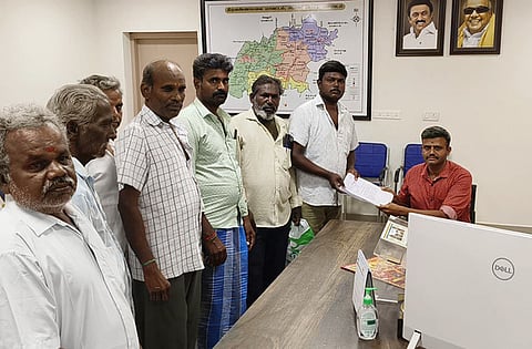  ஆரணி கோட்டாட்சியா் அலுவலகத்தில் மனைப் பட்டா கோரி மனு அளித்த பழங்காமூா் பகுதி மக்கள். 