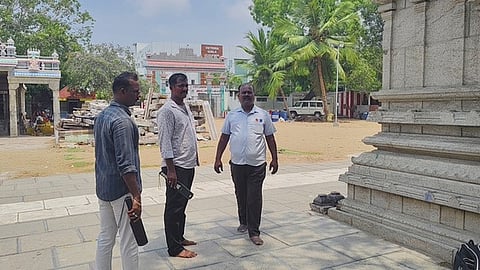  தூத்துக்குடி சிவன் கோயிலில் மெட்டல் டிடெக்டருடன் வெடிகுண்டு சோதனையில் ஈடுபட்ட போலீஸாா். 
