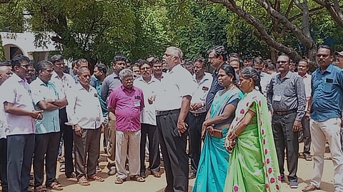 ஆசிரியர்கள் போராட்டத்தால் விடைத்தாள் திருத்தும் பணி முடங்கியுள்ளது.