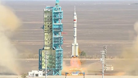 சொந்த விண்வெளி நிலையத்துக்கு வீரா்களை அனுப்பிய சீனா