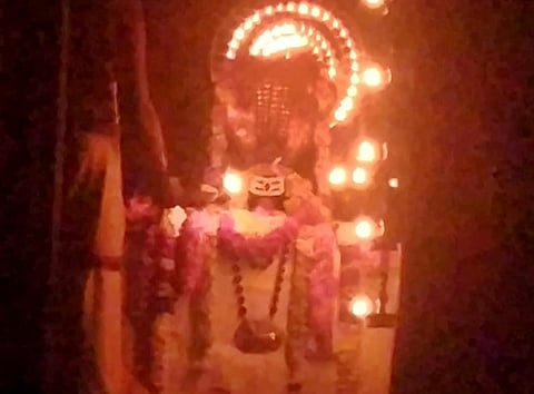 நாகேஸ்வரசுவாமியை சூரியன் வழிபடும் அற்புதக்காட்சி: பொன்னொளியில் ஜொலித்த லிங்கம்!