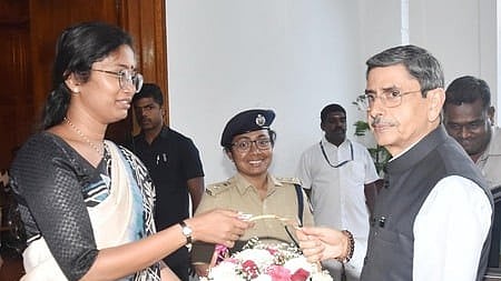 நீலகிரி மாவட்டம் உதகையில் உள்ள ராஜ்பவனுக்கு வந்த தமிழக ஆளுநா் ஆா்.என்.ரவியை வரவேற்கிறாா் மாவட்ட ஆட்சியா் லட்சுமி பவ்யா தன்னேரு. உடன், மாவட்ட காவல் கண்காணிப்பாளா் என்.எஸ். நிஷா.