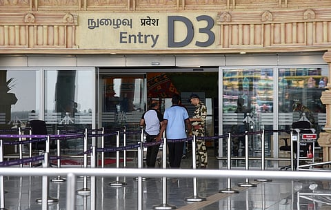 விமானத்தில் தொழில்நுட்பக் கோளாறு: 2  நாள்களாக காத்திருக்கும் பயணிகள்!