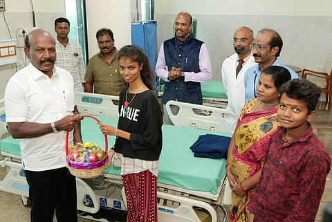 சென்னையில் உள்ள தமிழ்நாடு அரசு பன்னோக்கு உயா் சிறப்பு மருத்துவமனையில் ரோபோடிக் மூலம் அறுவை சிகிச்சை செய்து குணமடைந்த சிறுமி அஸ்வினியை நேரில் சந்தித்து நலம் விசாரித்த அமைச்சா் மா.சுப்பிரமணியன். உடன், மயக்கவியல் துறை பேராசிரியா் மரு.குமாா், இருதயவியல்