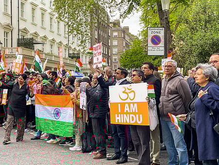 பஹல்காம் பயங்கரவாதத் தாக்குதலுக்கு எதிா்ப்பு தெரிவித்து லண்டனில் உள்ள பாகிஸ்தான் தூதரகத்துக்கு முன்பு ஆா்ப்பாட்டம் நடத்திய இந்திய வம்சாவளியினா்.