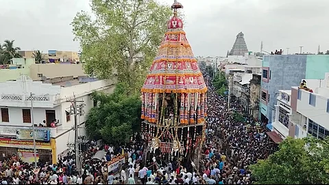 கோவிந்தா.. கோவிந்தா கோஷத்துடன் ஸ்ரீரங்கம் அரங்கநாத சுவாமி கோயிலில் சித்திரைத் தேரோட்டத்தில் வடம் பிடித்து இழுக்கும் பக்தர்கள்.  