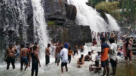 திற்பரப்பு அருவியில் சனிக்கிழமை குவிந்த சுற்றுலாப் பயணிகள்.