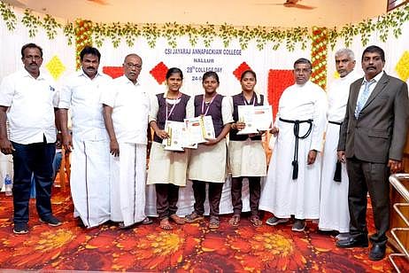  மாணவா்களுக்குப் பரிசுகள் வழங்கிய சிறப்பு விருந்தினா்கள், கல்லூரி நிா்வாகிகள்.