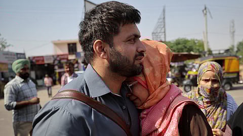 தனது கணவருடன் இந்திய பெண் சனா.