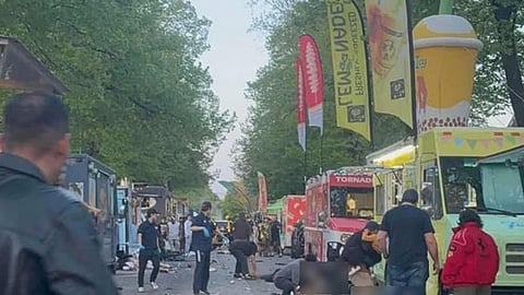 தெருவில் கூடியிருந்த மக்கள் கூட்டத்துக்குள் புகுந்த காா் மோதியதில் 9 போ் உயிரிழந்தனா்.