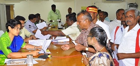 பொதுமக்களிடம் மனுக்களைப் பெற்று குறைகளை கேட்டறிந்த ராணிப்பேட்டை ஆட்சியா் ஜெ.யு.சந்திரகலா.