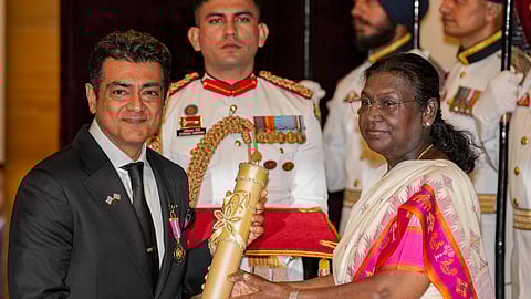  கலைத்துறையில் சிறந்த பங்களிப்பை செலுத்திய நடிகர் அஜித் குமாருக்கு பத்ம பூஷண் விருது வழங்கி குடியரசு தலைவர் திரெளபதி முா்மு கெளரவிப்பு.